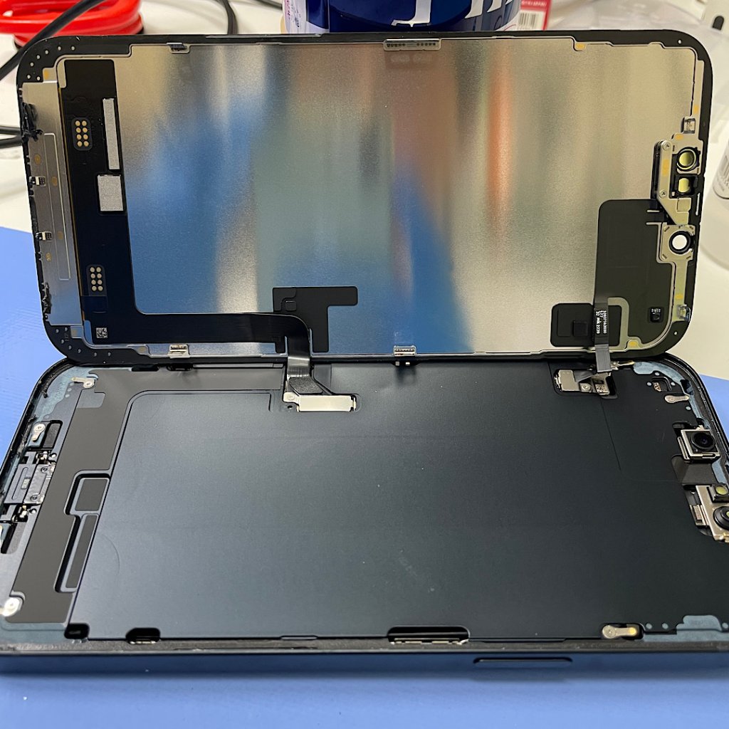iPhone15Plus 落下ヒビ割れ パネル交換修理| 利根町四季の丘| パネル交換も即日お渡しで修理対応しております‼︎