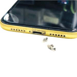 iPhone11　ライトニング清掃（ゴミ詰まり）