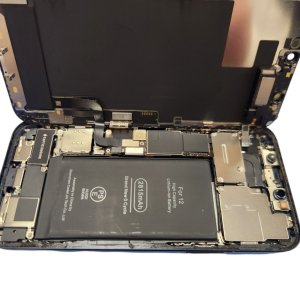 【iPhone12 バッテリー交換】最近よくフリーズするようになった。バッテリー交換で回復するかも!| 根室市定基町