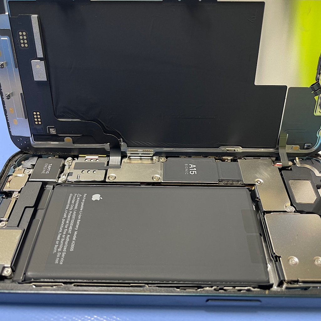 iPhone13 バッテリー発熱劣化 電池交換| つくばみらい市絹の台| 電池交換も即日お渡しで修理対応しております‼︎