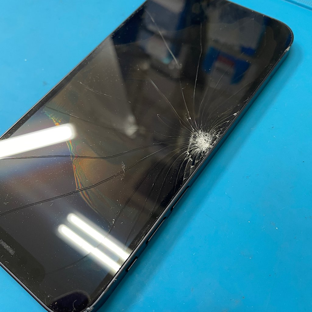 iPhone15 電車内で転倒 ガラス画面修理|神栖市|パネル交換修理も即日お渡しで対応致します!