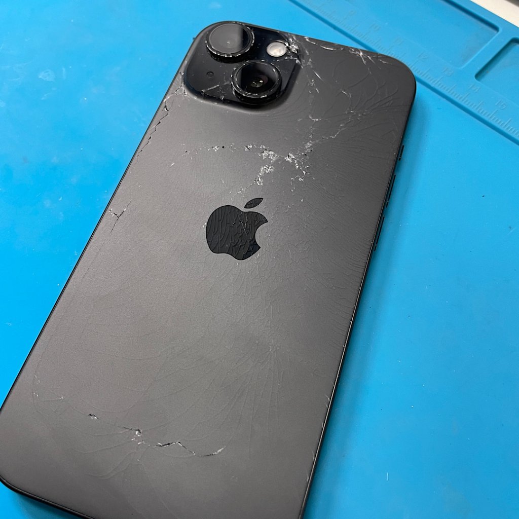 iPhone15 背面パネル破損 バックパネル交換| 龍ケ崎市長山| 背面もご予約で修理致します!