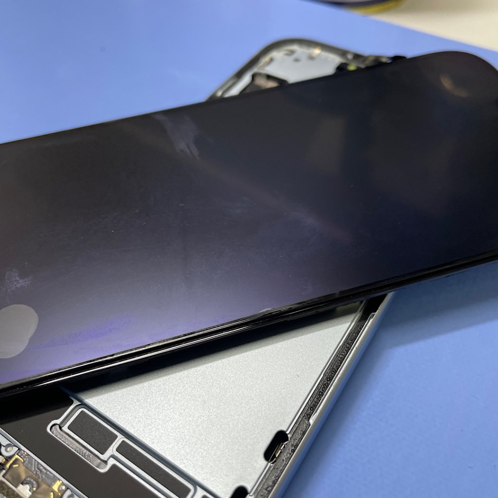 iPhone14 ブラックアウト 液晶交換| 龍ケ崎市慣馬町| 予約無し、駆け込みでも対応!30分のスピード修理!
