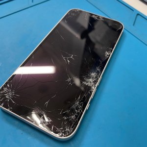 iPhone14 バイクから落下 液晶交換| つくばみらい市十和| 液晶交換も即日対応しております!