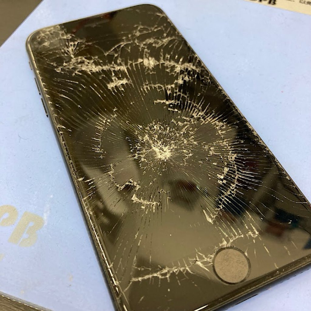 iPhoneSE3 2階から落下 液晶交換| 龍ケ崎市古城| 液晶交換も即日お渡しで修理対応しております‼︎