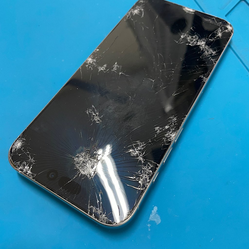 iPhone16ProMax 車に轢かれて破損 液晶交換| 取手市和田| 液晶交換も即日お渡しで修理対応しております‼︎