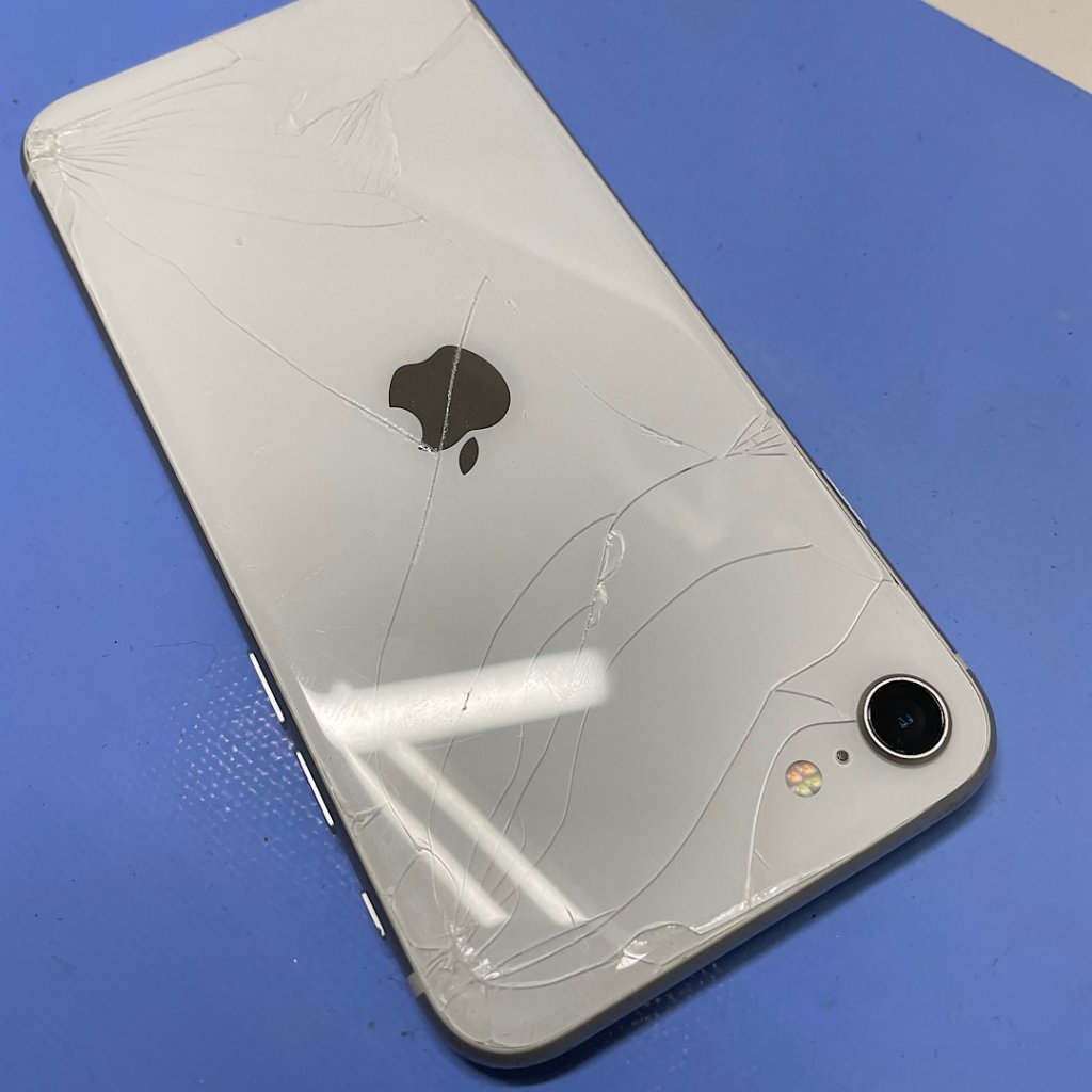iPhone SE3 背面パネル破損 バックパネル交換修理| 龍ケ崎市向陽台| 背面ガラス修理もご予約対応!