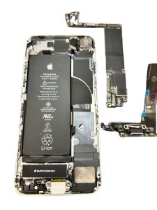 ☆スマホ修理特別フェア開催中☆  ◇ Android修理を再開! ◇ iPhone16シリーズも修理対応 ◇ 地域最安値に挑戦中!  本日は【iPhoneSE2 ライトニング交換】を埼玉県狭山市からお越しのお客様よりご依頼いただきました♪