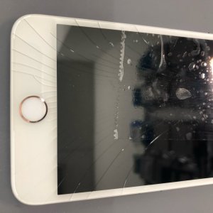 今回は【iPhone8Plus /フロントパネル・バッテリー交換】を埼玉県狭山市広瀬台からお越しのお客様よりご依頼いただきました!