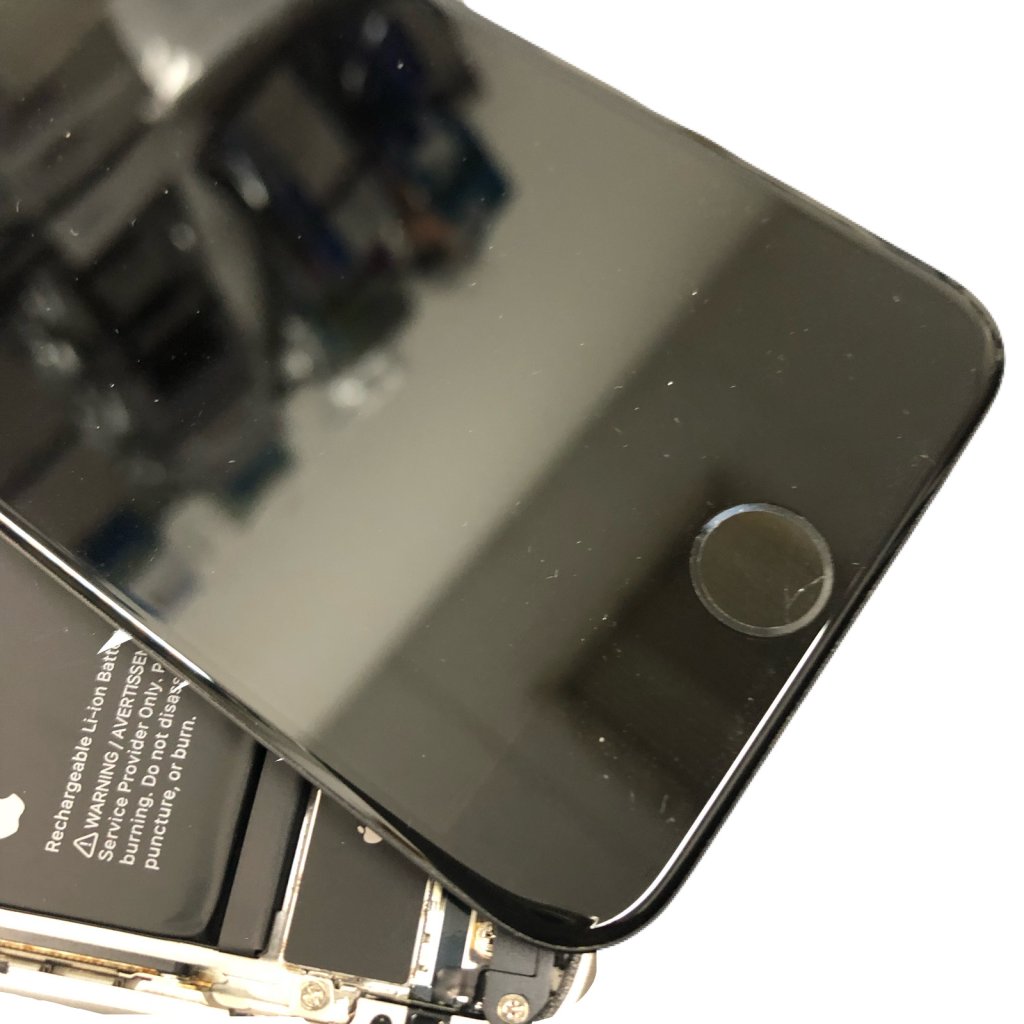 今回は【iPhone SE3 ホームボタン交換】を埼玉県入間市扇町屋からお越しのお客様よりご依頼いただきました!
