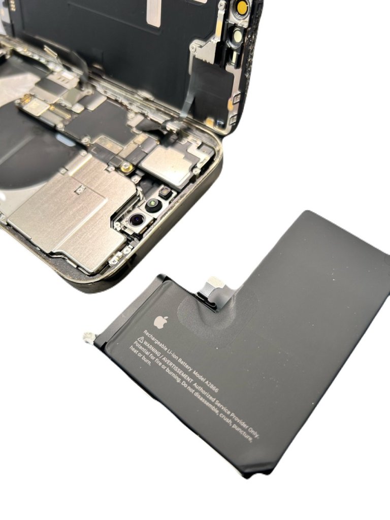 今回は【iPhone 14Proバッテリー交換】を埼玉県狭山市稲荷山からお越しのお客様よりご依頼いただきました!