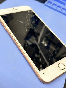 今回は【iPhone 8Plus液晶交換】を埼玉県日高市横手からお越しのお客様よりご依頼いただきました!