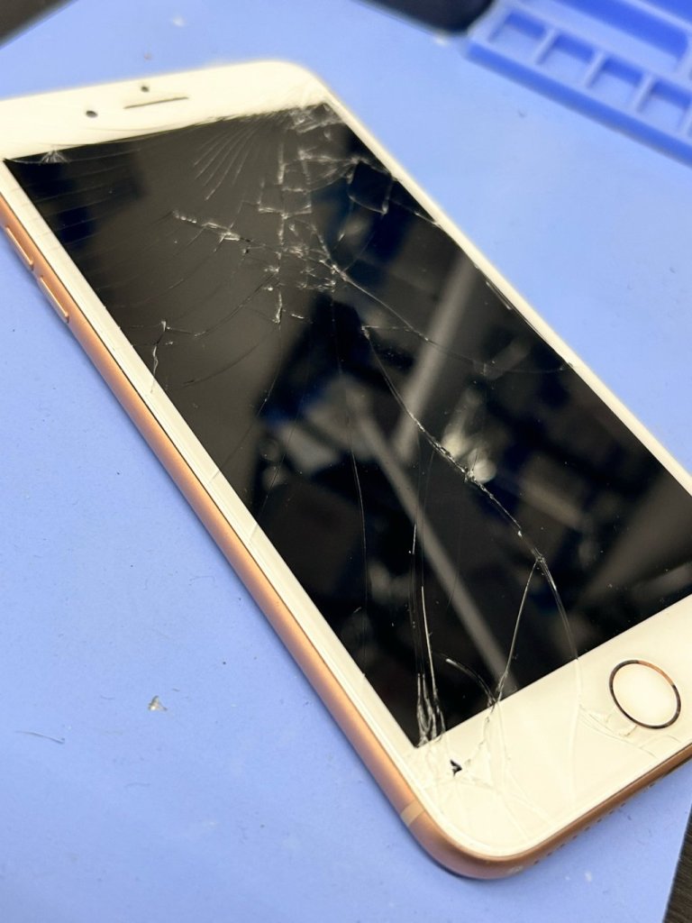 今回は【iPhone 8Plus液晶交換】を埼玉県日高市横手からお越しのお客様よりご依頼いただきました!