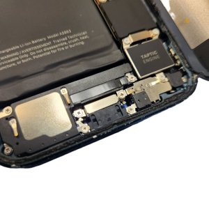 【iPhone14 充電口の交換修理】ケーブルで充電がされなくなった。背面充電だけでは不便!!| 根室市鳴海町