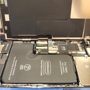【iPhone13Pro バッテリー交換】充電ケーブルを差しても反応が悪く、最大容量もかなり低下!トラブル即解決! | 根室市花園町