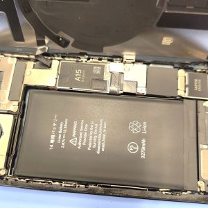 【iPhone14 バッテリー交換】モバイルバッテリーがないと数時間ももたない!14のバッテリー交換もすぐに対応。| 根室市花咲港