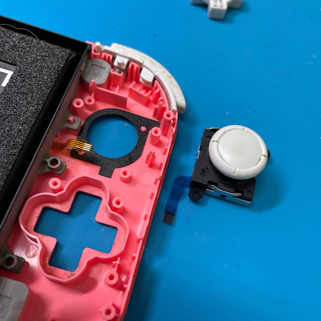 ニンテンドーSwitch ライトアナログスティック不良 部品交換| 守谷市中央| 任天堂の修理も即日対応!