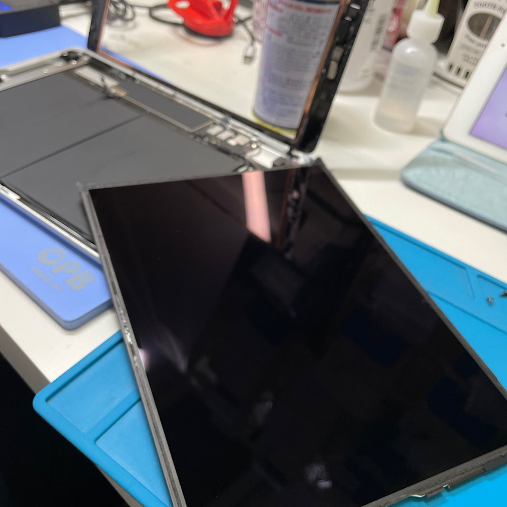 iPad 8 画面に黒いシミ 液晶交換| 龍ケ崎市白羽| iPad修理もご予約にて即日対応致します!