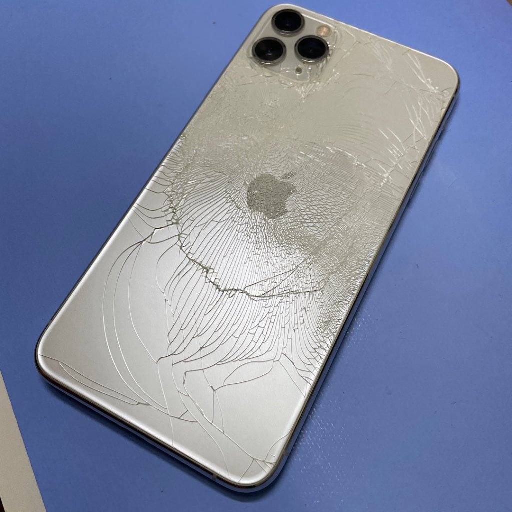iPhone15 落下破損 背面パネル交換| 牛久市| バックパネル交換もご予約なら当日対応いたします。