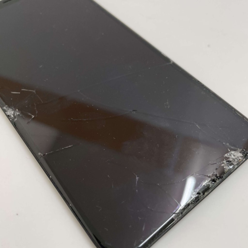iPhoneSE3 落下ひび割れ 液晶交換| 飯能市双柳| 飛び込み修理も即日対欧致します!