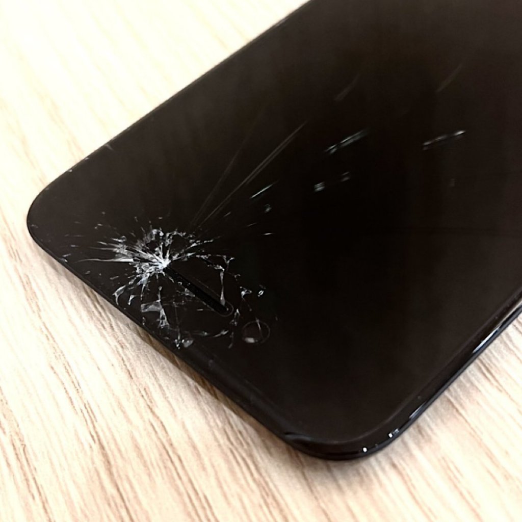 iPhone11 液晶線が入る 液晶交換| 入間市下藤沢| iPhoneの液晶交換も即日対応致します!