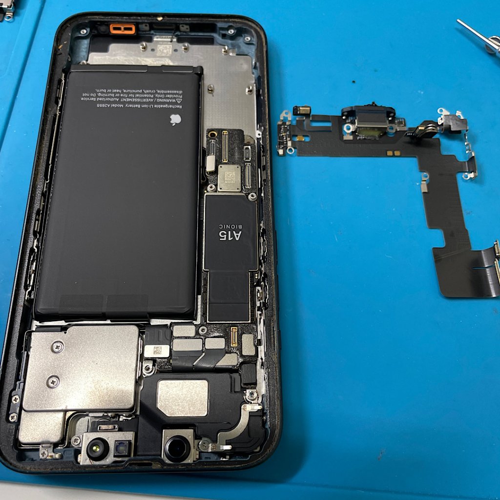 iPhone13 充電出来ない!充電ドック交換| 常総市| 充電口交換も即日お渡しで修理対応しております‼︎