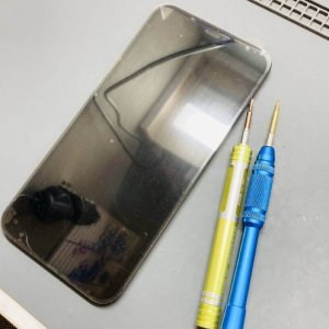 iPhone11 落下ひび割れ パネル交換| 日高市馬引沢| パネル交換も即日30分で修理可能!