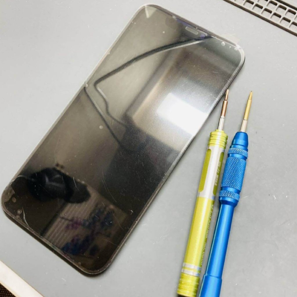 iPhone11 落下ひび割れ パネル交換| 日高市馬引沢| パネル交換も即日30分で修理可能!