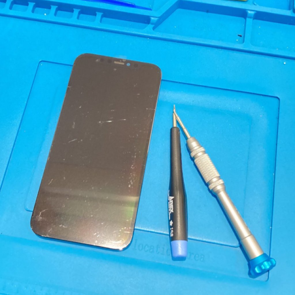 iPhone12 画面バキバキ 液晶交換| 日高市高麗川| 飛び込み修理も対応しております!
