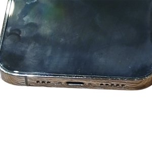 iPhone 13 の充電コネクター修理