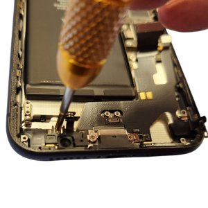 【iPhoneSE 第3世代 充電口の交換】ケーブルをさしても充電の反応が悪くなってきて不安！充電口の修理もおまかせください。 | 根室市花咲町