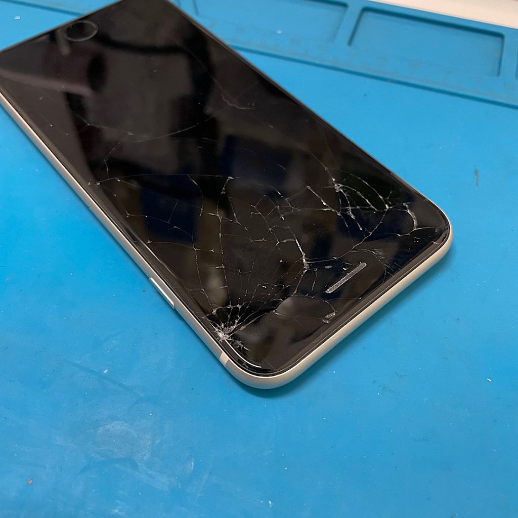 iPhone SE3 雨で転倒 液晶修理| 龍ケ崎市久保台| 龍ヶ崎市の皆さん、iPhone即日対応お任せください！