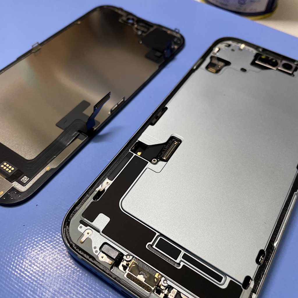 iPhone15 ドアで挟んで破損 液晶修理| 取手市下萱場 | 液晶交換も即日お渡しで修理対応しております‼︎