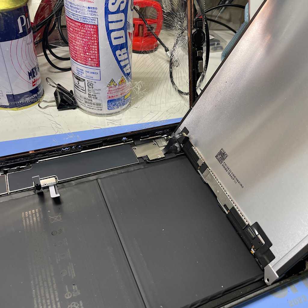 iPad 8 バック内破損 ガラスパネル交換| 龍ケ崎市藤ケ丘| iPad修理もご予約にて即日対応致します！