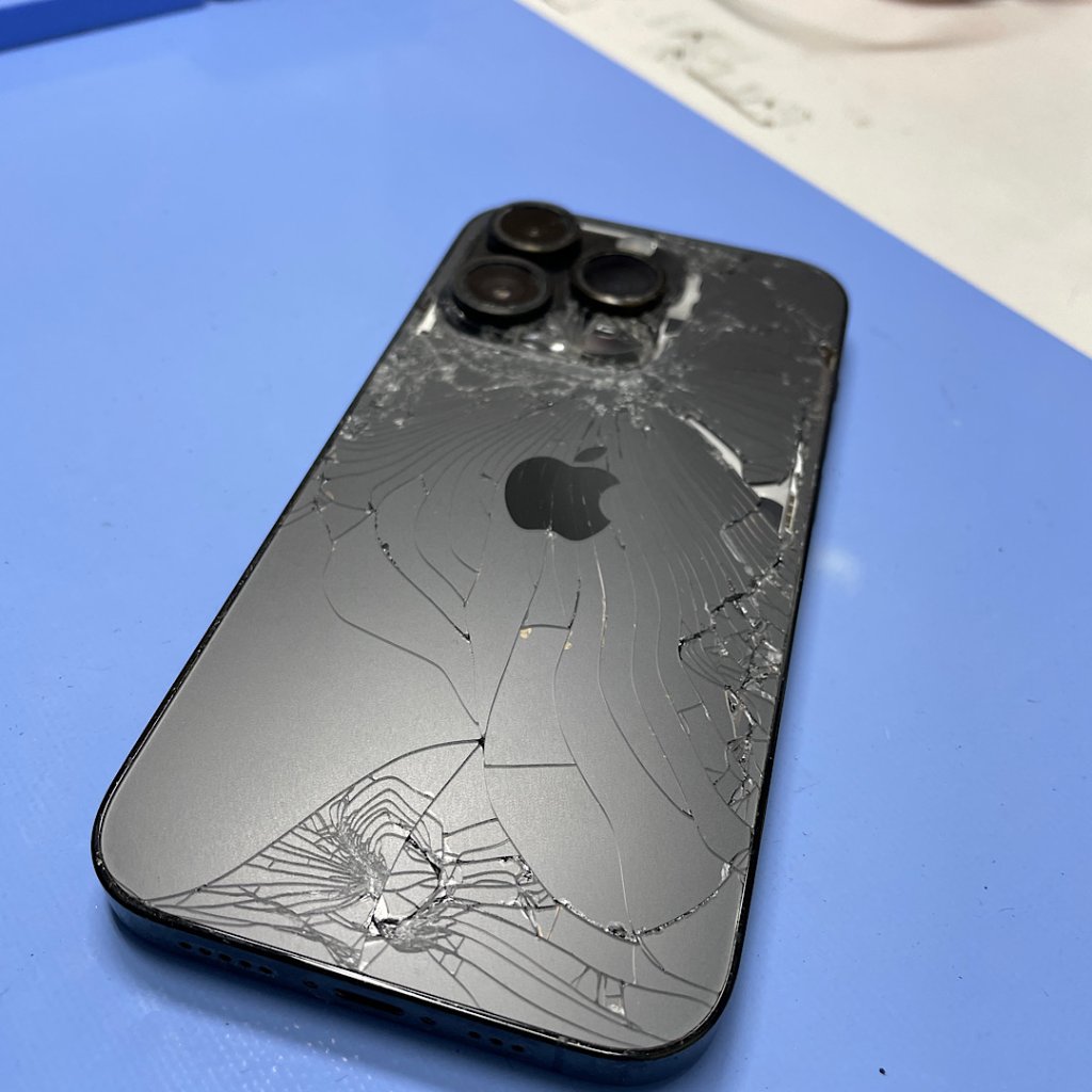 iPhone14Pro背面ガラス破損 バックパネル交換|つくばみらい市平沼｜背面パネル交換もご予約で修理対応