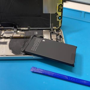 iPhone13 充電不足 バッテリー交換| 牛久市田宮町| 飛び込み交換依頼も即日お渡しで修理対応しております‼︎