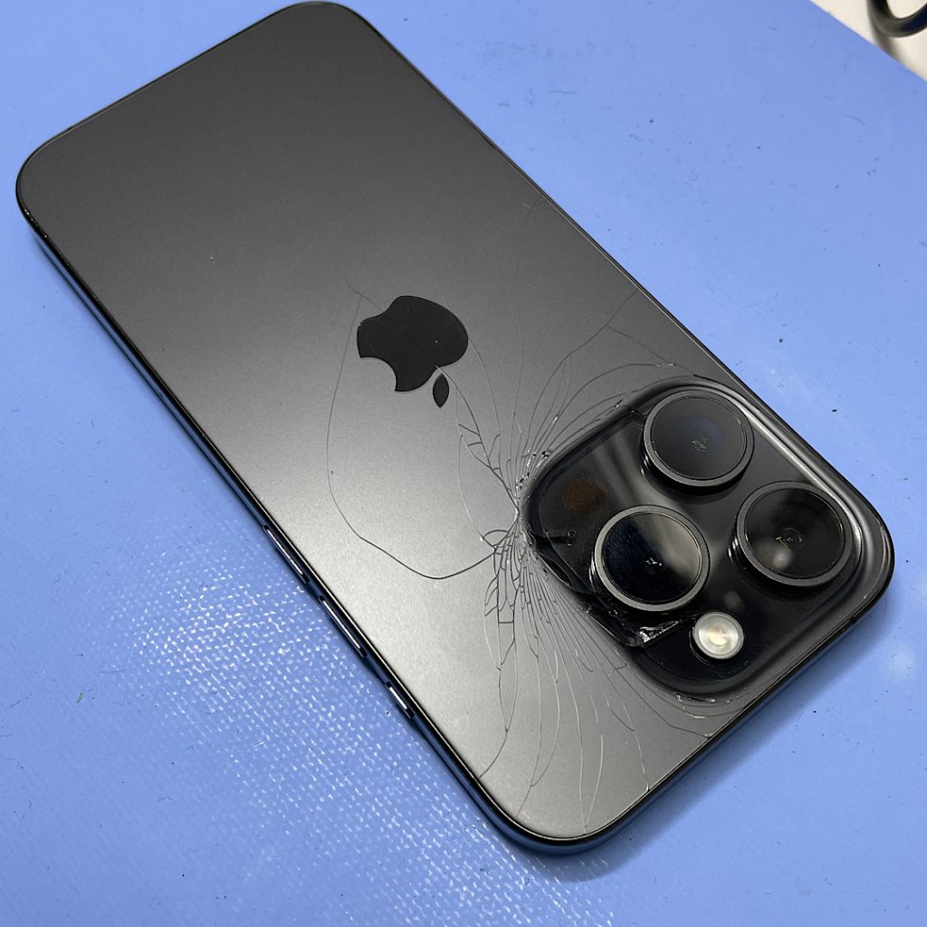 iPhone15Pro 背面パネル破損 バックパネル交換| 龍ケ崎市門倉新田町| 背面パネル交換もご予約で即日お渡しで修理対応しております‼︎