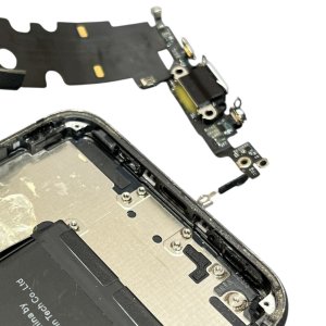 iPhoneSE3 【アイフォンSE3】 ライトニング修理