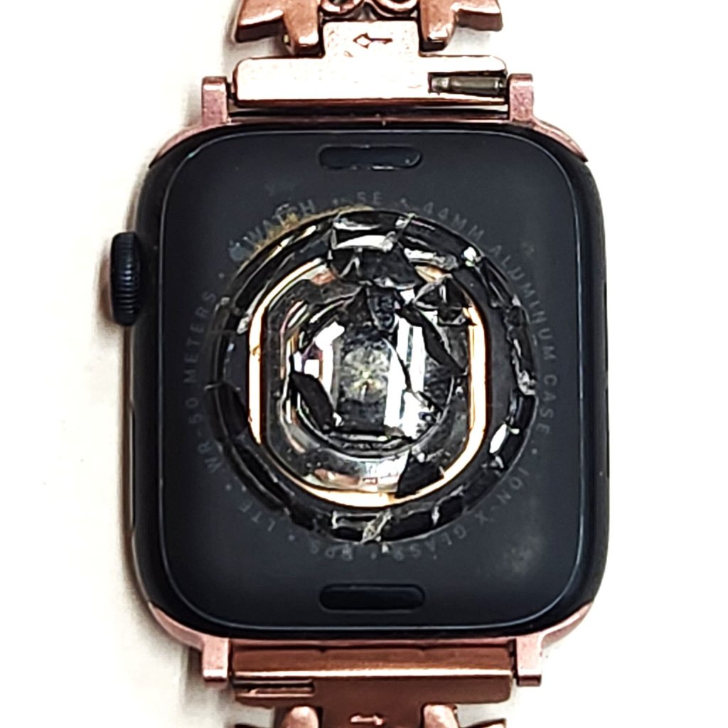 【Apple Watch SE2 背面修理】落として踏んで、割れてしまった背面の修理を承りました!! | 根室市西浜町