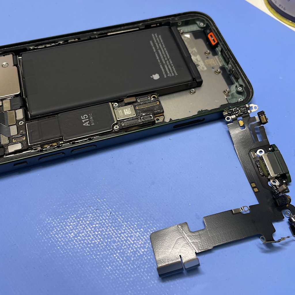 iPhone13Pro 充電ドック不良 コネクター交換| 龍ケ崎市白羽町| ライトニングドックも即日交換致します！