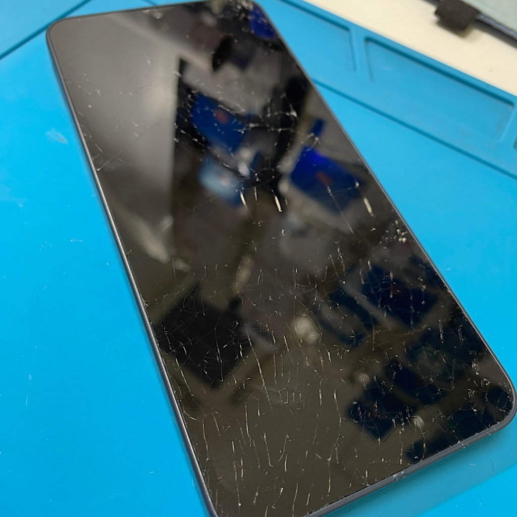 シャープ アクオス 落下画面亀裂 液晶交換| 守谷市薬師台| 液晶交換もご予約で修理対応しております‼︎