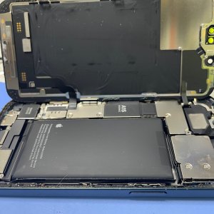 iPhone13 電池膨張 バッテリー交換| 常総市| 電池交換も即日30分で対応いたします！
