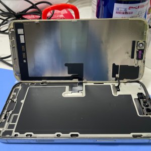 iPhone16e バイク落下破損 液晶交換| 龍ケ崎市佐貫| iPhone16シリーズも即日お渡しの修理対応しております‼︎