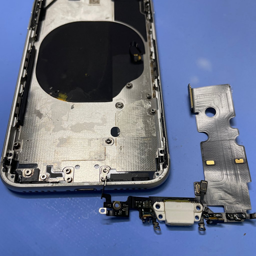 iPhoneSE2 充電出来ない！ドック交換| 牛久市| 充電口交換もご予約にて即日修理致します！