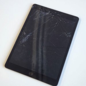 【iPad 7世代 フロントパネル交換】お子様用のiPadの画面が割れて使用するのが心配に！買い替える前にご相談ください。| 根室市清隆町