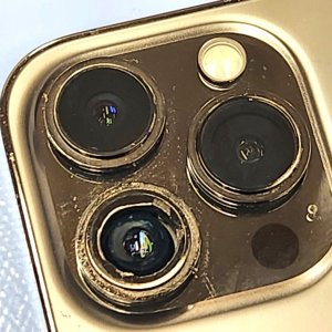 【iPhone13Pro アウトカメラレンズ交換】カメラのレンズ割れも店内修理が可能です。即日お渡し！| 根室市弥生町