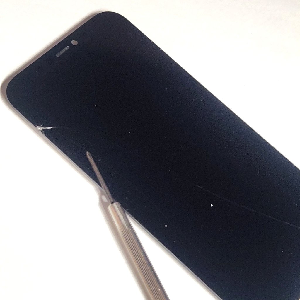 【iPhone12 フロントパネル交換＋強化ガラス貼り付け】バッグに入れていたら画面割れに亀裂がはいった！| 根室市月岡町