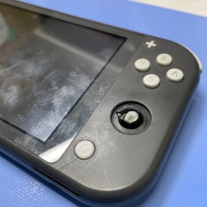 任天堂Switch LITEジョイコン折れた！ アナログスティック交換修理| つくばみらい市八井田| アナログスティック交換も即日お渡しで修理対応しております‼︎