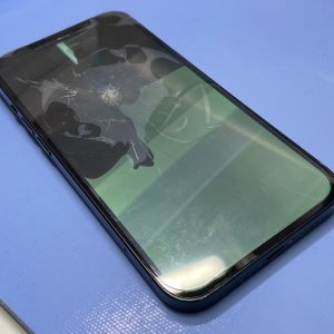iPhone13 ぶつけてヒビ 液晶交換| 守谷市松前台| 液晶交換も即日お渡しの修理対応しております！