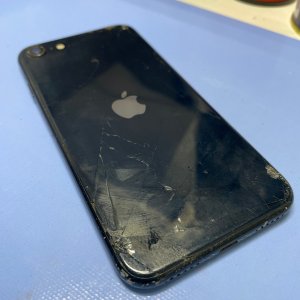 iPhoneSE3 バックパネル交換修理| 千葉県我孫子市下ケ戸| 背面パネル交換もご予約にて対応致します！